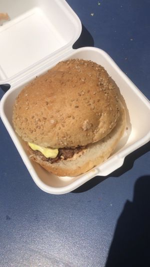 Yo me pedí LA GOLOSA y me ENCANTÓ, la recomiendo un montón😍. El precio de una hamburguesa son 10€  at La Golosa Vegan Vurger - Gracia in Barcelona