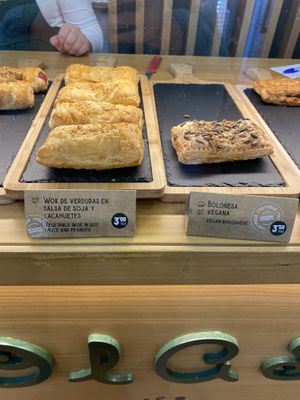 Probamos las dos empanadas veganas y están buenísimas. Las chicas muy majas. at Manolas - Empanadas Cordobesas in Cordoba