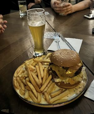 Бургер с картофелем фри и светлое пиво  at Prinz Bar in Tbilisi