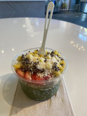Hulk Bowl [New Item] with Mangos and Coconut Dust Sprinkles! 🫶🏽 Super satisfying and yummy - I definitely got my five a day all in one go! 🥭🥥🥬🍓💗🤪  at RawASF in Fremont