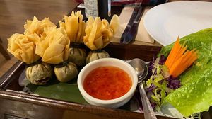 Vegan golden bag at Thai Zafra in Madrid