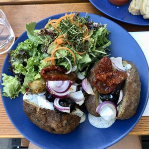 Salat mit Ofenkartoffel   at Weinbar Dagobert in Mainz