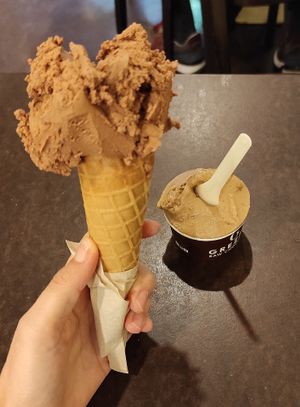 Tarrina de café con almendras y cucurucho de chocolate con avellanas at Grezzo Raw Chocolate in Rome