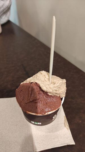 Chocolate y almendras at Grezzo Raw Chocolate in Rome