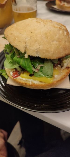 Hamburguesa amb tòfona at La Lila in Sant Quirze Del Valles