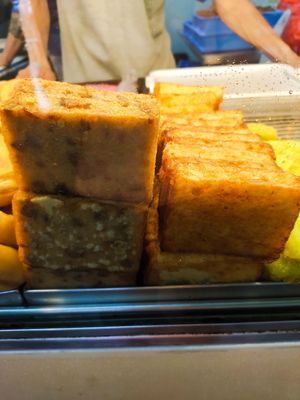 Yam and carrot cake at Delisnacks 德利食 - Queen Street in Central Singapore