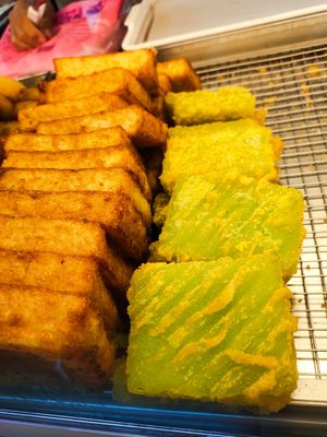 tapioca cakes at Delisnacks 德利食 - Queen Street in Central Singapore