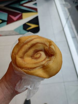 Cinnamon roll at Delisnacks 德利食 - Queen Street in Central Singapore