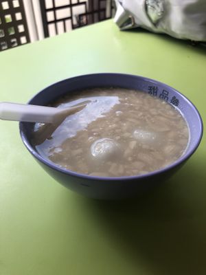Glutinous rice balls in peanut soup  at Dessert Station 甜品贊 in Central Singapore