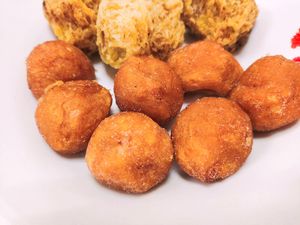 Sweet potato balls at Goreng Pisang 四馬路 Queen Street in Central Singapore