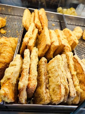 Fried sweet potato at Goreng Pisang 四馬路 Queen Street in Central Singapore