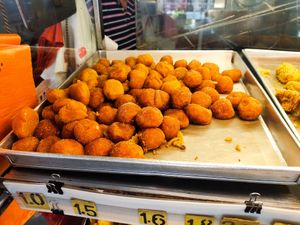 Famous sweet potato balls at Goreng Pisang 四馬路 Queen Street in Central Singapore