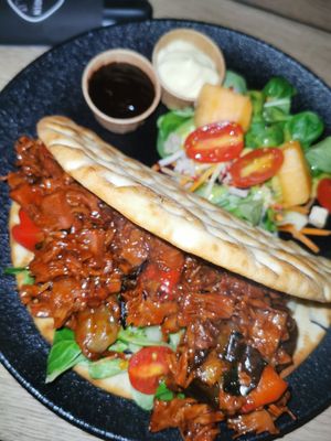 Jsckfruit met pita. Lekker. Kies niet voor de optie met friet. Want die is niet vegan! met velees gebakken in een pan. at De Vrienden in Heerlen