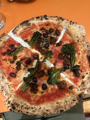 Pizze belle grosse e di ottima qualitá.   at Rudy's Neapolitan Pizza in Liverpool