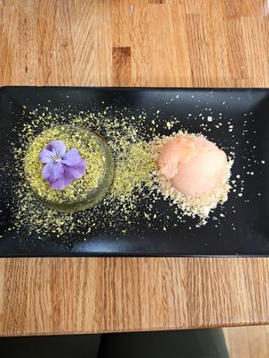 Fondant aux pistache et sorbet orange sanguine at Les Bacchanales in Nancy