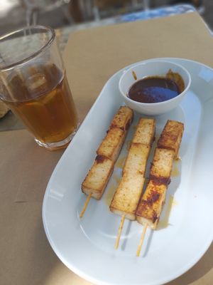 Espetadas de tofu, molho de coco e amendoim at Kantu Asian Corner in Evora