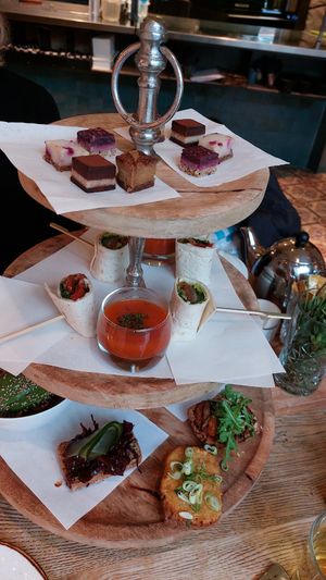 Genoten van een héérlijke hight tea. Staat niet op de kaart, vooraf gereserveerd. Echt super luxe en verrukkelijk. 🥰 at Grand Cafe Cornelis in Epe