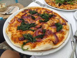 Pizza con cebolla roja y espinacas at La Buganvilla in Las Negras
