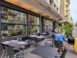 Outdoor seating at Co Chin Chin Brasserie in Zurich