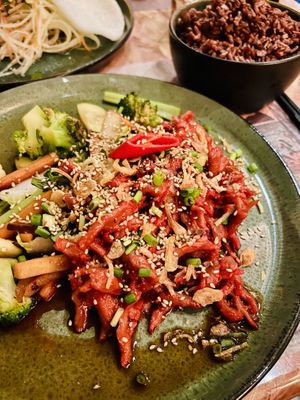 Veganes planted pork mit gebratenem Gemüse und Vollkornreis   at Co Chin Chin Brasserie in Zurich