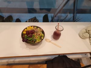 My meal: Sesam Me Tofu Bowl with grilled beetroot falafel instead of Tofu accompanied by Berry Moana smoothie 😋 😋😋 at MALOA Poke Bowl in Leipzig