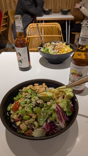 Vegane Bowl mit Tofu und Sesam- & Erdnusssauce (28.03.25) at MALOA Poke Bowl in Leipzig