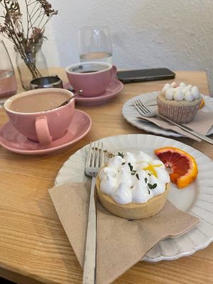 Zitronen-Thymian-Tarte (vorn)  at Sakura in Berlin