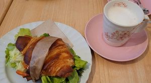 tasty sandwich and Latte, each 5,90€ at Sakura in Berlin