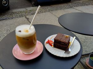 Schokokuchen und Iced Latte Macchiato at Sakura in Berlin