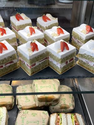 Matcha-Erdbeeren Kuchen 🍰, Tempeh Sandwich und Croissants mit Rhabarber und Marzipan 🥵😮‍💨  at Sakura in Berlin