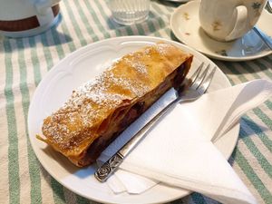 Apfelstrudel at Omas Teekanne in Graz