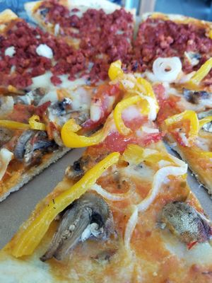 Pizzas veganas at Los Muchitos Comida Vegana in Oaxaca