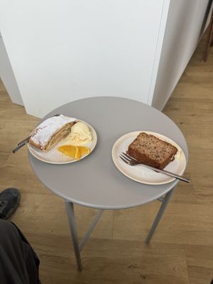 Strudel (nicht vegan) & Karottenkuchen  at SLEEBOOM in Borkum