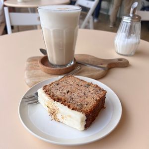 vegan carrot cake & chai latte with oat milkk  at SLEEBOOM in Borkum