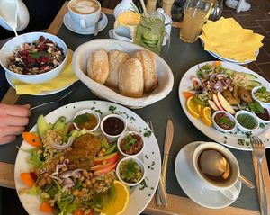Veganes Müsli und Puffbohni Frühstücksteller  at Café Füchsen in Erfurt