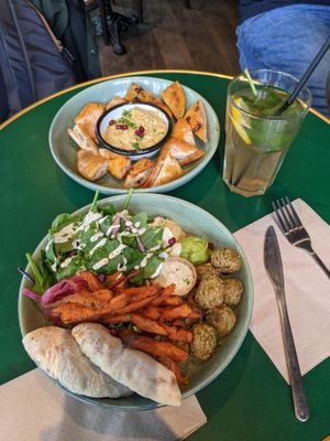 bowl with falafel and hummus to share at Barouche in Ghent