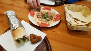 Falafel-Rolle + Hummus Vorspeise mit Brot at L'Olivier in Gottingen