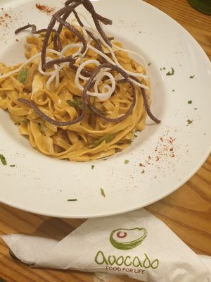 Tempeh Nudeln at Avocado in Athens