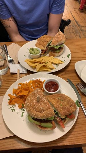 Hamburguesas at Avocado in Athens