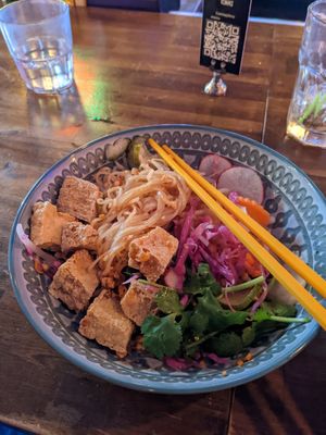 Mee kola (nouille riz, huile infusée à l'ail, tofu frit, légumes et coriandre) at La Belle Tonki in Montreal
