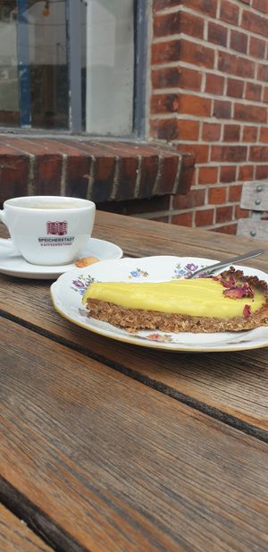 Zitronentarte und Barmbeker Rotklinker at LüttLiv in Hamburg