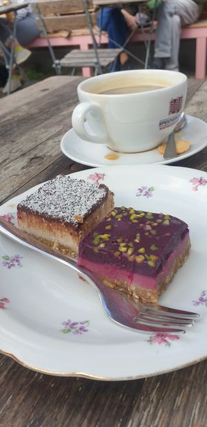 Raw vegan cakes at LüttLiv in Hamburg