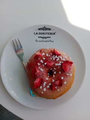 Vegan strawberry donut at La Donuteria - Spalena in Prague