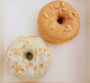 Donut Raphaelo (non vegan) et donut cacahouètes (vegan) at La Donuteria - Spalena in Prague