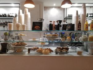 Cornetti al lampone e sambuco, cornetti neri, flauti con nocciole (il giorno seguente c'erano anche crostata ai frutti di bosco e Sacher!) at VERA in Palermo