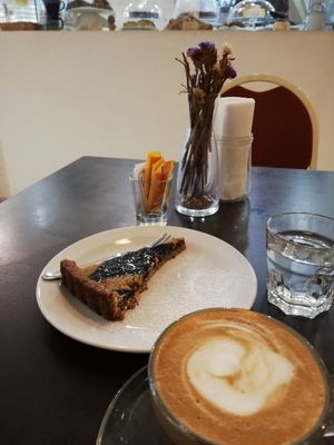 Crostata frutti di bosco e cappuccino at VERA in Palermo