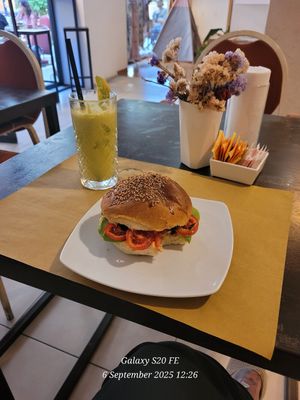 Vegan "sandwich and green juice at VERA in Palermo