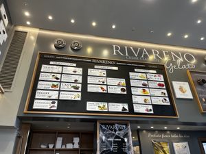 The vegan flavours are labeled with an vegan icon  at Rivareno Catedral in Mallorca