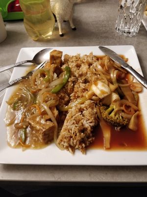 Tofu in garlic sauce on the left, mixed veg in ok sauce on the right with fried rice in the middle at Wawin Vegan Chinese in Salford