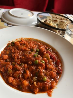 Veggie Jalfrezi with garlic naan   at Namaste India in Nevsehir